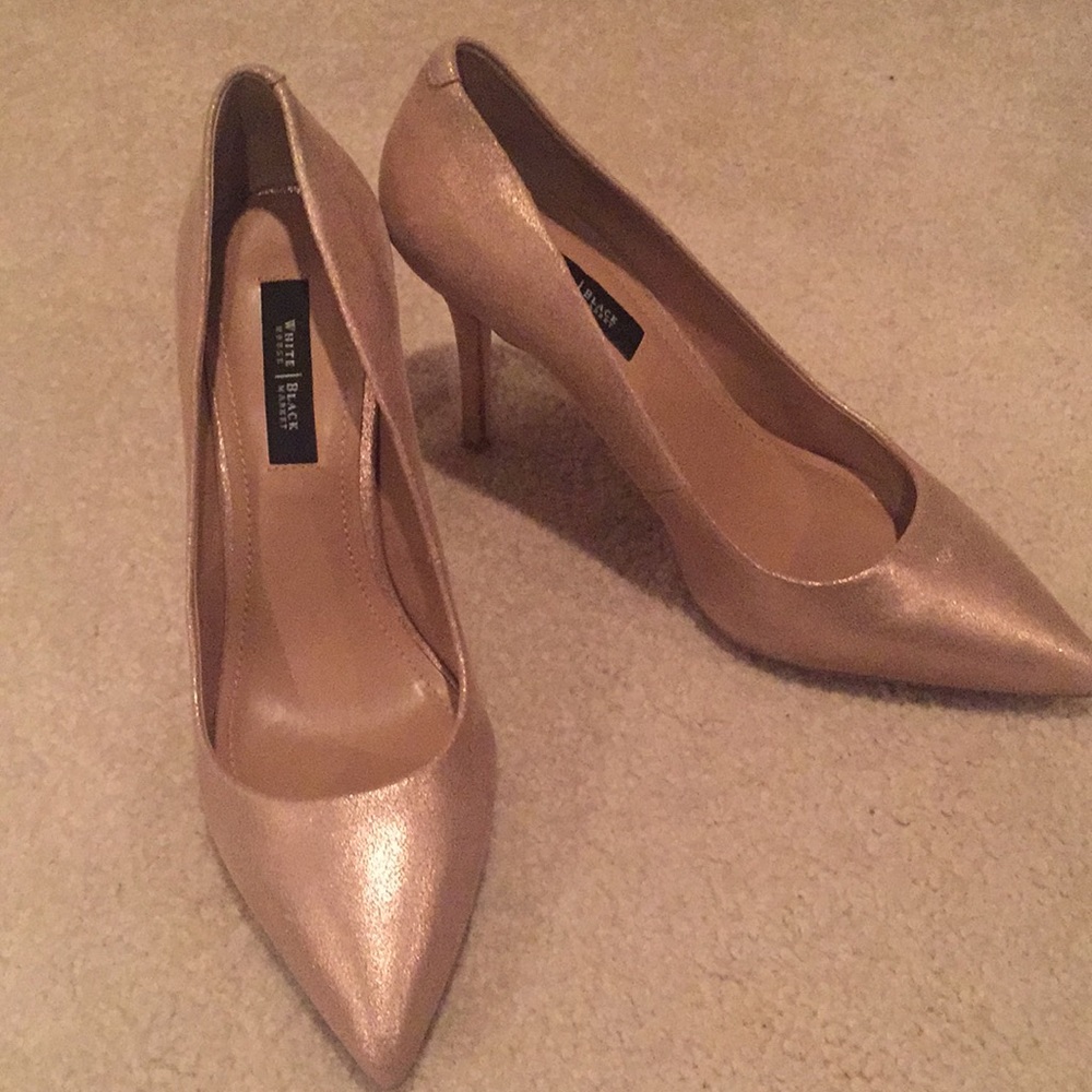 White House Black Market Gold metallic heels